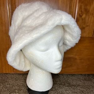 Marcus Adler White faux fur Bucket Hat A 56